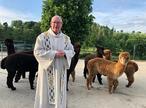 Pastor Dr. Michael Hardt auf dem Hof von Lydia und Antonius Koch, auch bekannt durch die Alpakas im Ellertal.