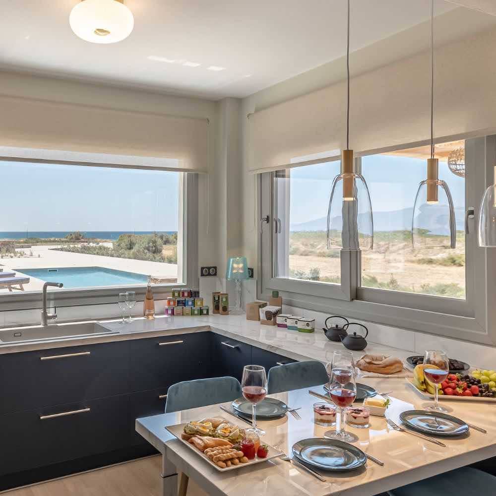 Villa Armelina ▶︎ Küche mit Blick auf dem den Strand Plaka I GREEKCUISINEmagazine