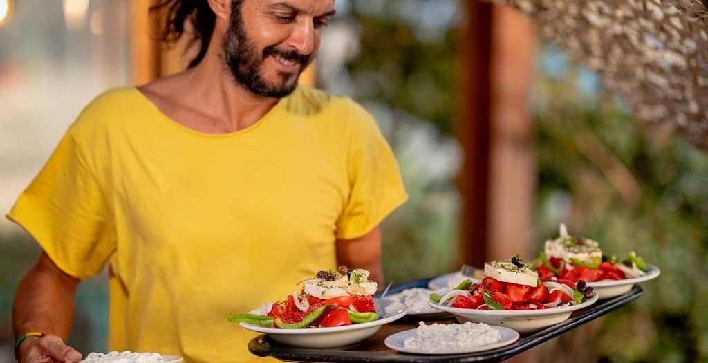 Gastfreundschaft in Kreta ► Kellner mit Bauernsalat | GREEKCUISINEmagazine