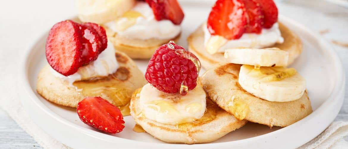Kleine Pancakes ▶︎ Köstliche Mini-Pancakes mit frischen Erdbeeren, saftigen Bananen und unserem himmlischen Honig I GOURMETMANUFACTORY