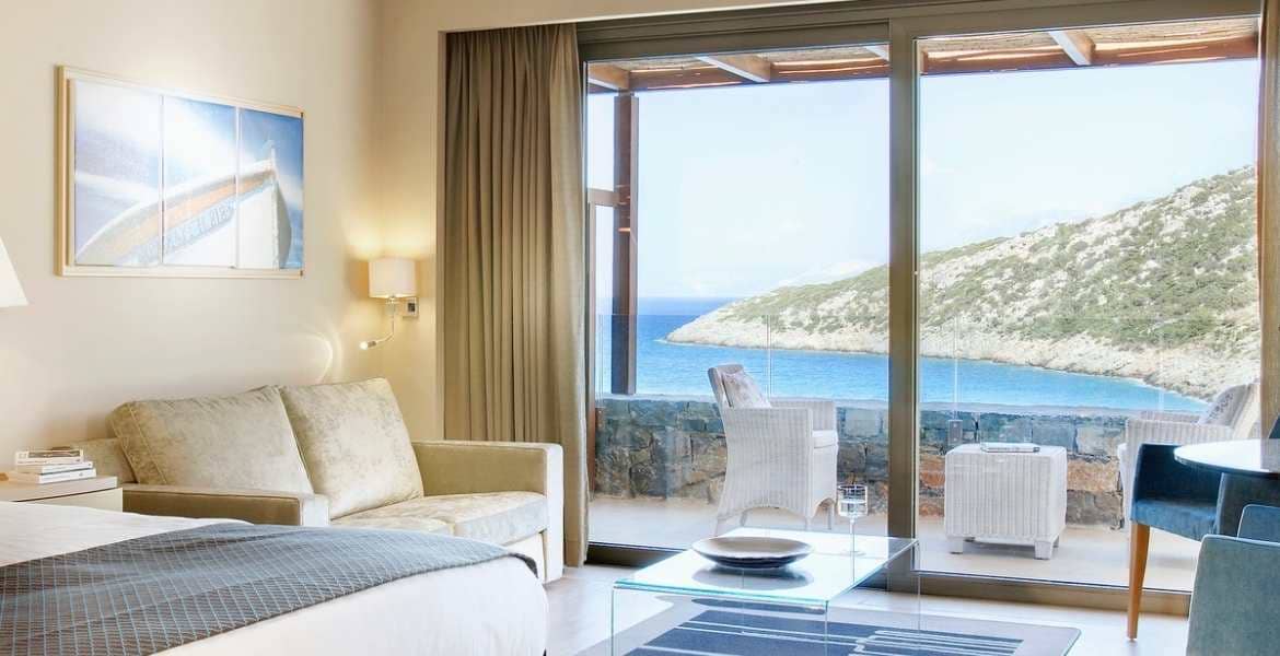 Daios Cove Hotelzimmer ▶︎ Zimmer mit Meerblick I Greek Cuisine Magazine