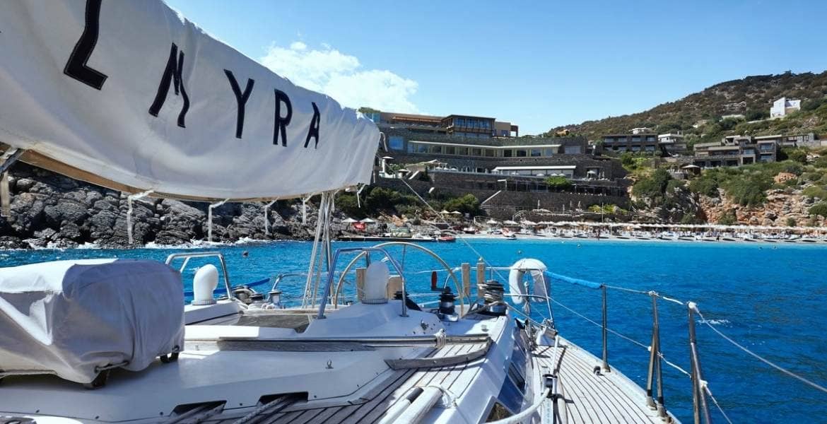 Daios Cove Luxury Resort ▶︎ Yacht in der Bucht GREEKCUISINEmagazine