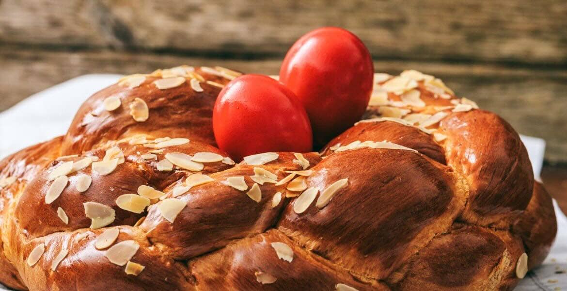 Hefeteigzopf mit rot gefärbten Eiern, griechische Ostertradition
