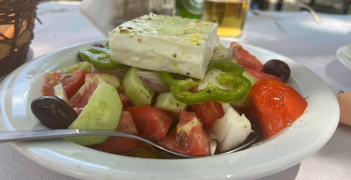 Griechischer Bauernsalat ▶︎ Tomaten, Gurke Oliven,Schafskäse I GREEKCUISINEmagazine