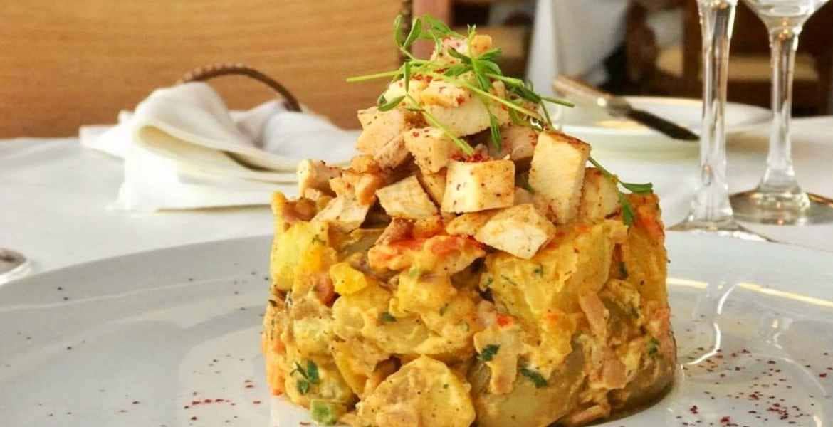 Kartoffelsalat mit Hähnchen ▶︎ Gemüse zusammen mit Fleisch I GREEKCUISINEmagazine