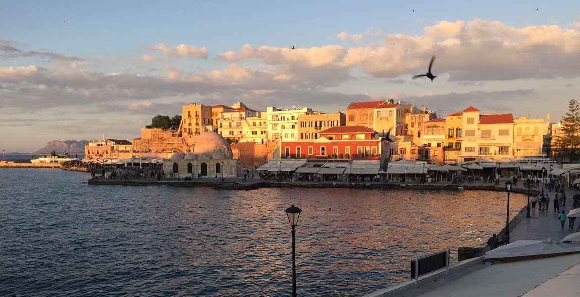Hafenstadt Chania ▶︎ Hafenpromenade bei Abenddämmerung I GREEKCUISINEmagazine