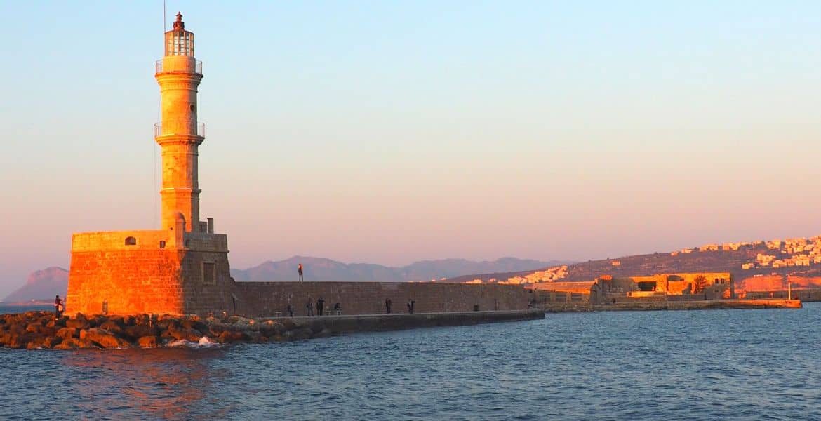 Chania ▶︎ Leuchtturm bei Sonnenuntergang I Greek Cuisine Magazine