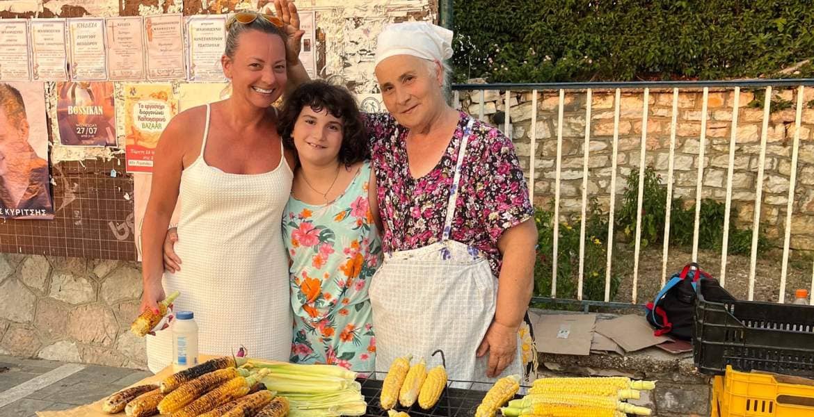 Maria und die Maisoma ▶︎ zwei Frauen und ein Kind am Grillstand I GREEKCUISINEmagazine