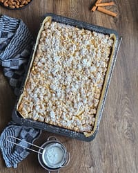 Apfelkuchen komplett gebacken mit Puderzucker