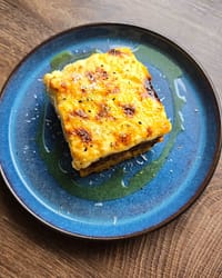 Griechischer Nudelauflauf Pastizio mit goldbrauner Béchamel von oben fotografiert