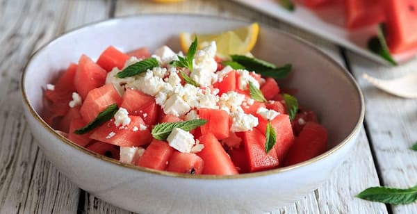 Wassermelone mit Schafskäse ▶︎ Sommersalat aus Obst und Käse I GREEKCUISINEmagazine