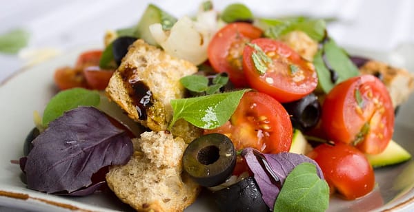 Brotsalat mit Oliven ▶︎ Salat mit Brot I GREEKCUISINEmagazine