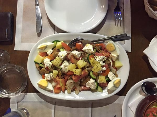 Kretischer Brotsalat ▶︎ Gemüse mit Käse I GREEKCUISINEmagazine