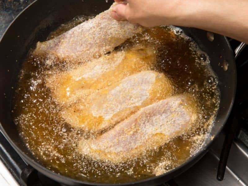 Fisch mit Roggenmehl braten ▶︎ Fisch zubereiten in der Pfanne I GREEKCUISINEmagazine