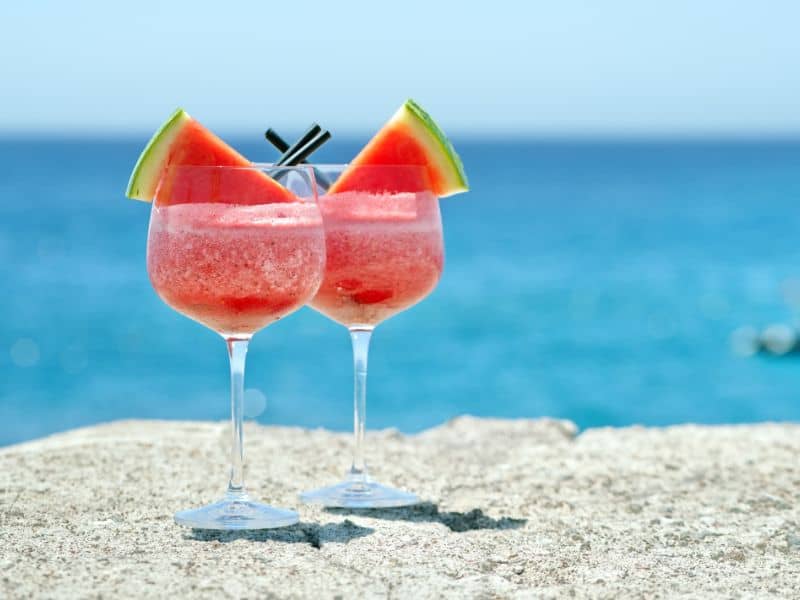 Wassermelonencocktail am Strand ▶︎ Rezept mit Obst und Alkohol I GREEKCUISINEmagazine